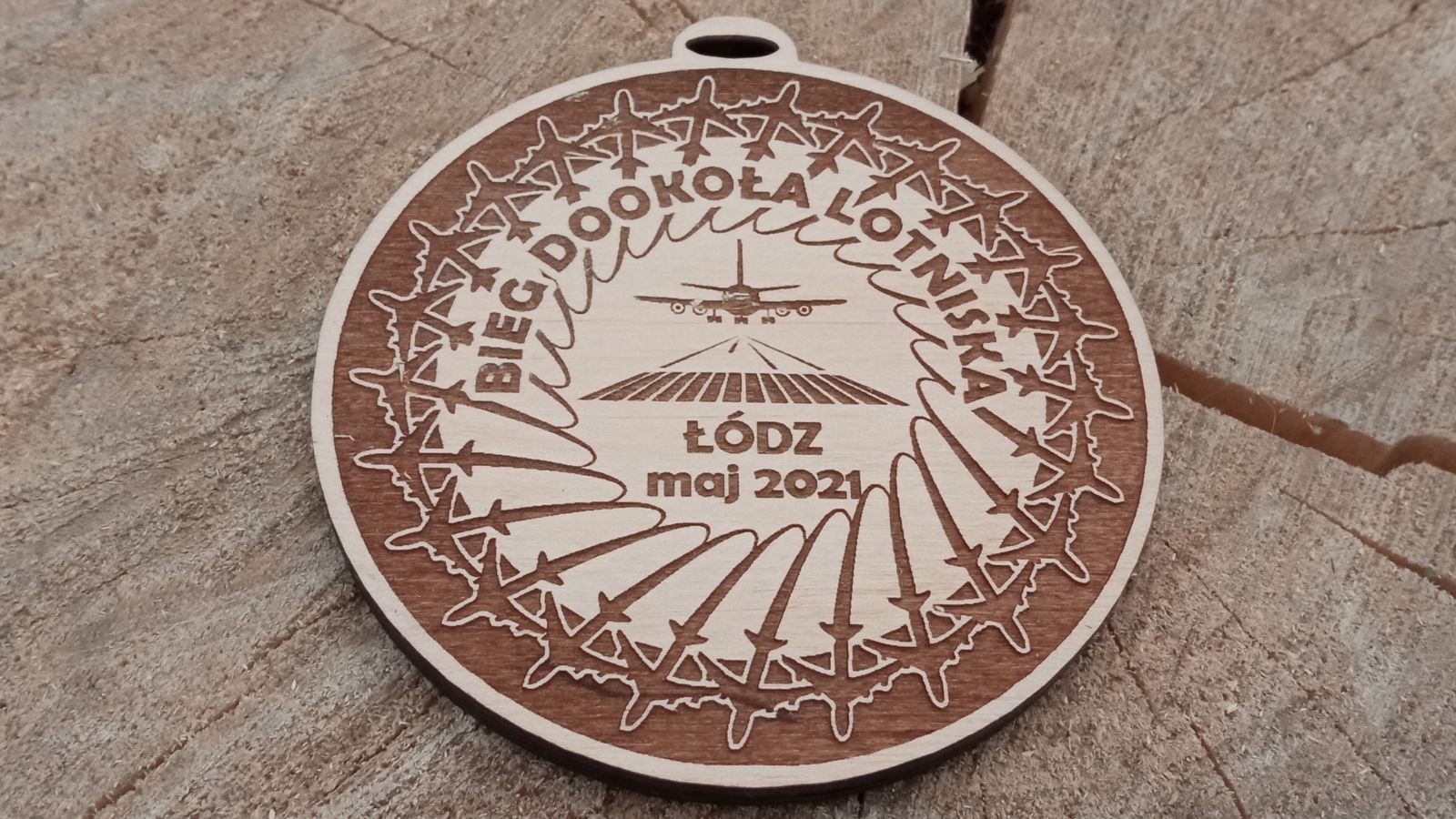 Drewniany okrągły medal na Bieg dookoła Lotniska