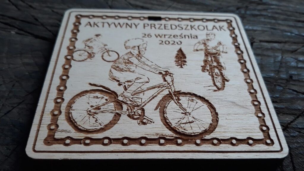 Kwadratowe drewniane medale rowerowe dla Aktywnych Przedszkolaków Kwadratowe drewniane medale rowerowe dla Aktywnych Przedszkolaków
