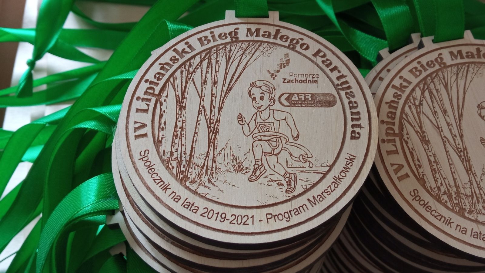 Bieg Małego partyzanta – drewniany medal okrągły w stylu leśnym z biegnącym dzieckiem