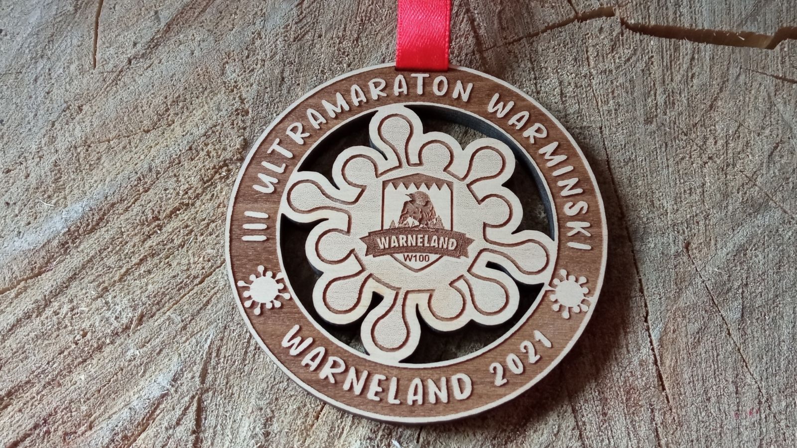 Ultramaraton Warmiński – drewniany medal z ażurowym koronawirusem – medal z czasów pandemii