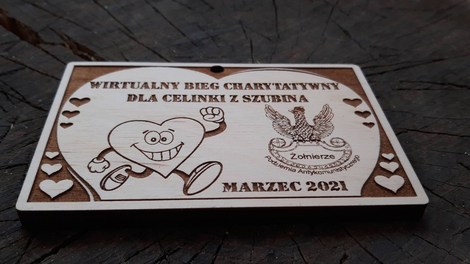 Wirtualny Bieg Charytatywny – drewniany medal z biegnącym sercem