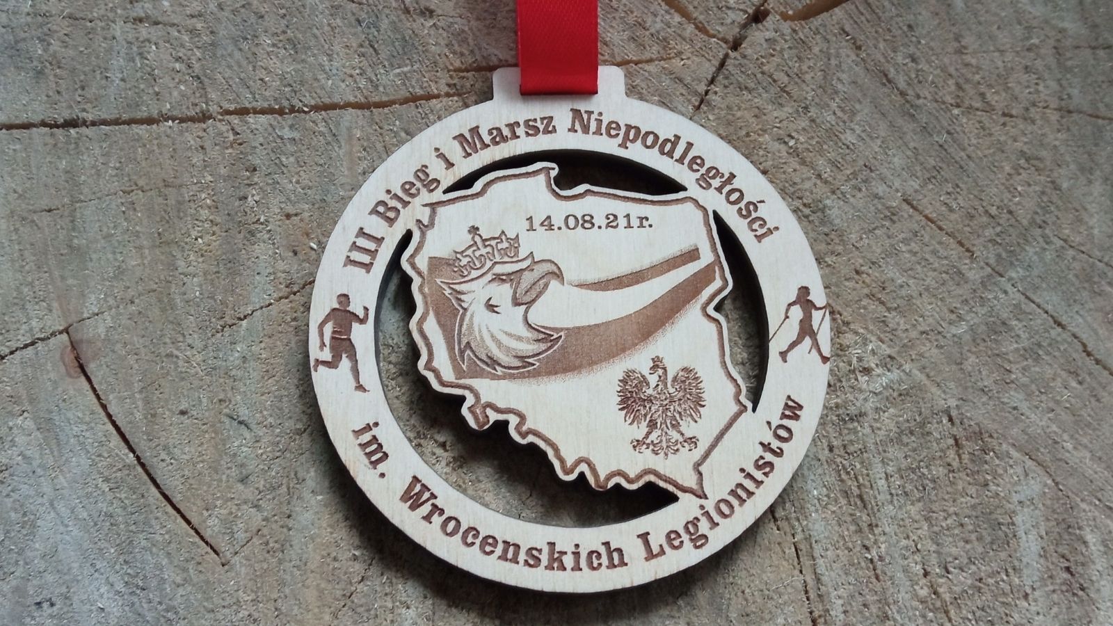 Patriotyczny medal na Bieg i Marsz Niepodległości z ażurowo wyciętymi konturami Polski