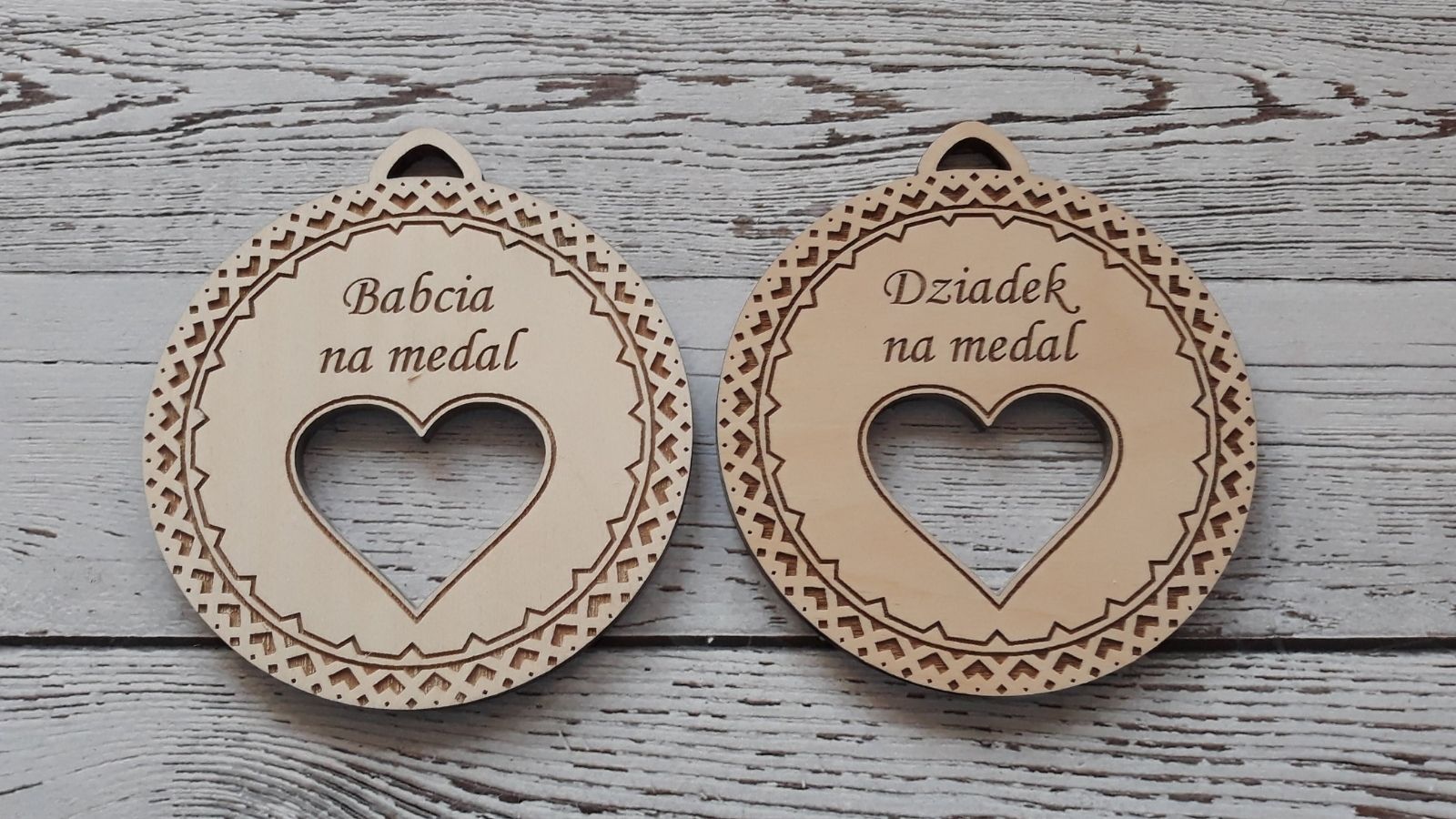 Babcia na Medal. Dziadek na Medal. Drewniane medale na Dzień Babci i Dziadka z ażurowo wyciętym sercem