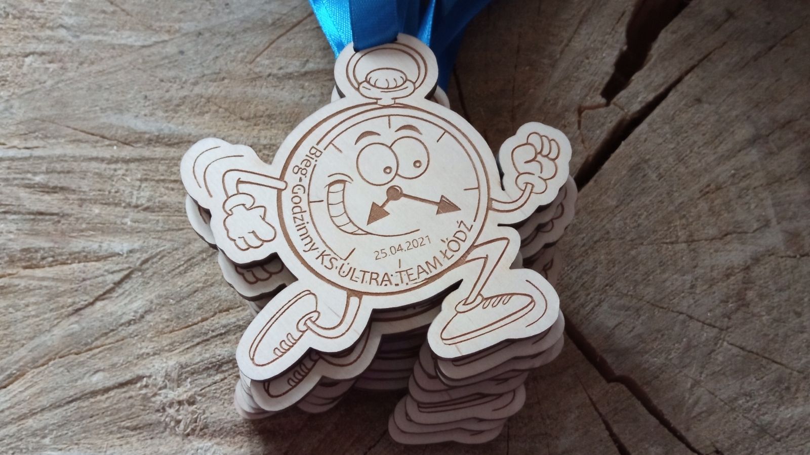 Biegnący zegarek – budzik. Drewniany medal na Bieg Godzinny