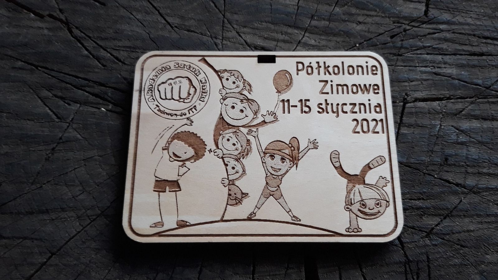 Prostokątny drewniany medal na Półkolonie Zimowe