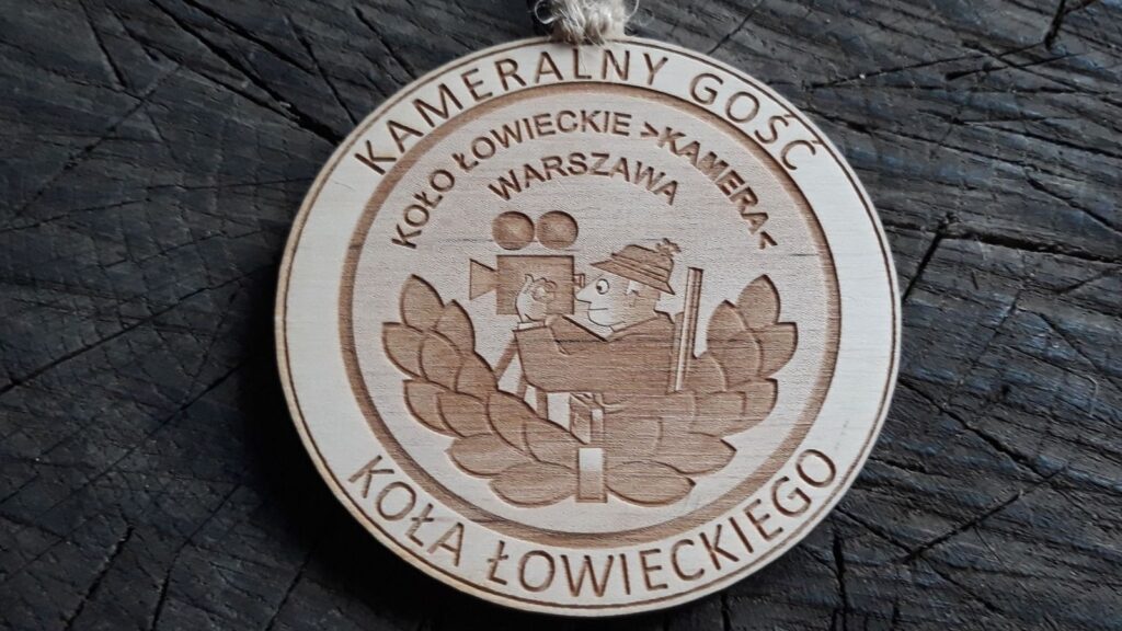 Kameralny Gość Koła łowieckiego „Kamera” – drewniane medale z logiem Koła