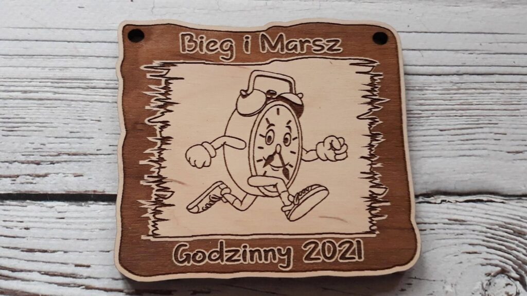 Bieg i Marsz godzinny – drewniany medal z biegnącym zegarkiem