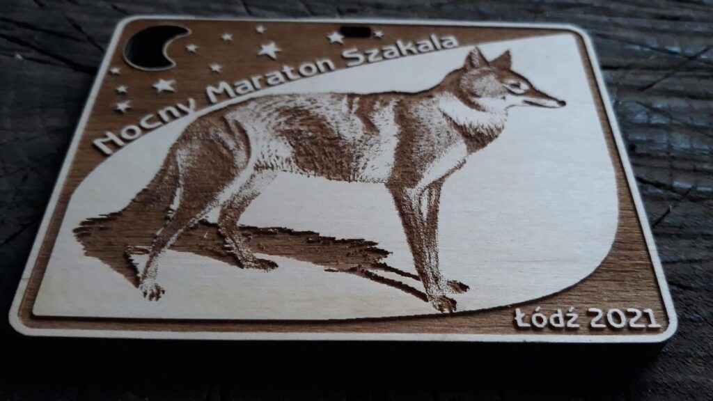 Nocny Maraton Szakala – drewniany medal