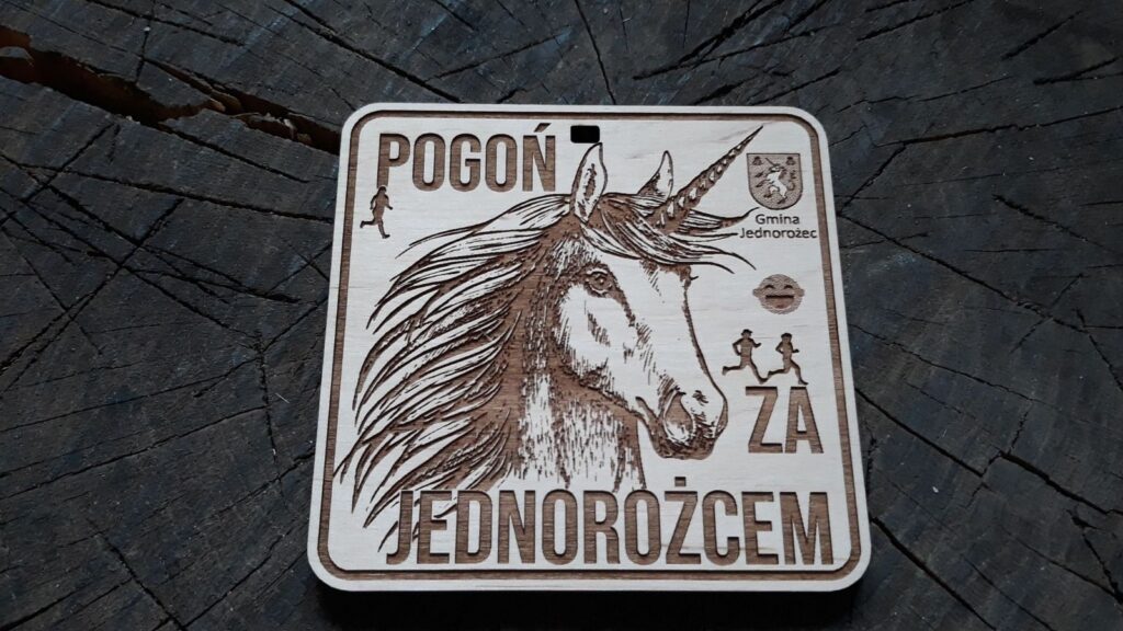Pogoń za Jednorożcem – drewniany medal z Jednorożcem