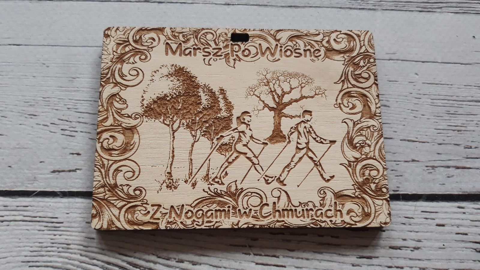 Marsz Po Wiosnę – drewniany medal z ozdobną ramką, drzewami oraz zawodnikami Nordic Walking