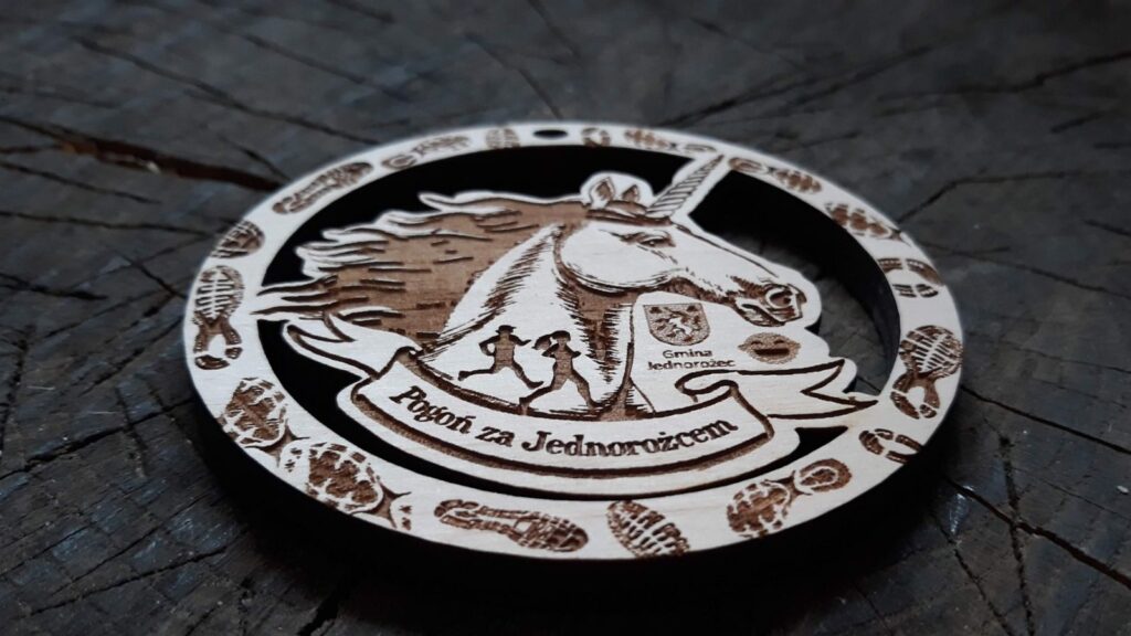 Drewniany medal ażurowy z Jednorożcem