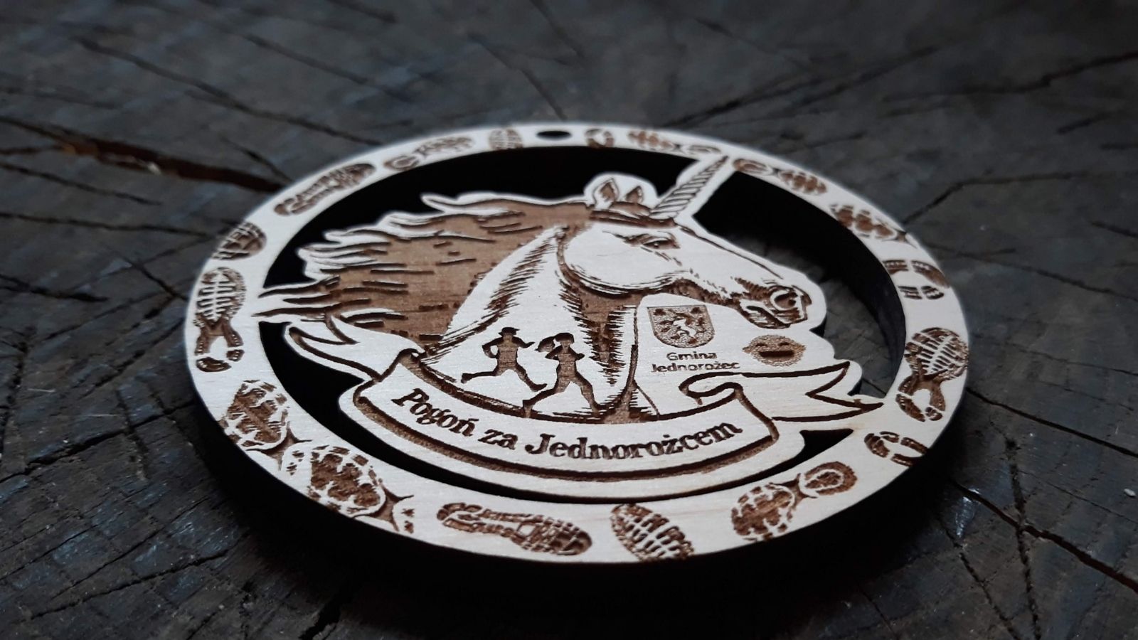Drewniany medal ażurowy z Jednorożcem