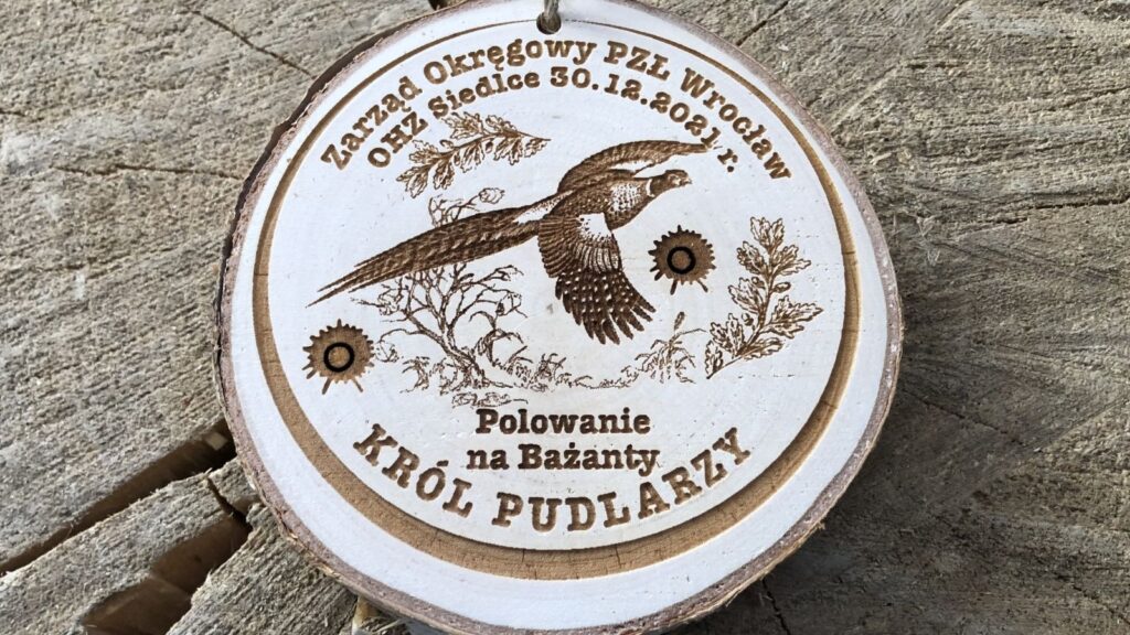 Polowanie na bażanty – drewniane medale dla Króla Pudlarza na plastrze drewna