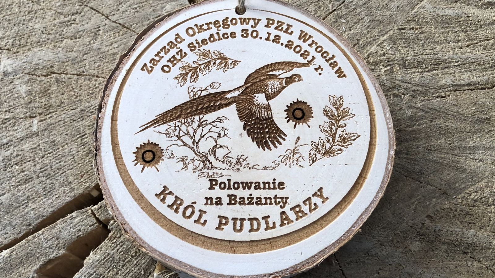 Polowanie na bażanty – drewniane medale dla Króla Pudlarza na plastrze drewna