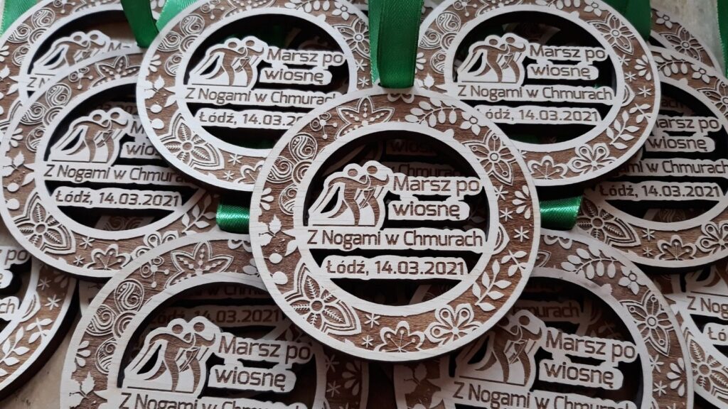 Marsz po wiosnę: ażurowe medale z wiosenną ramką