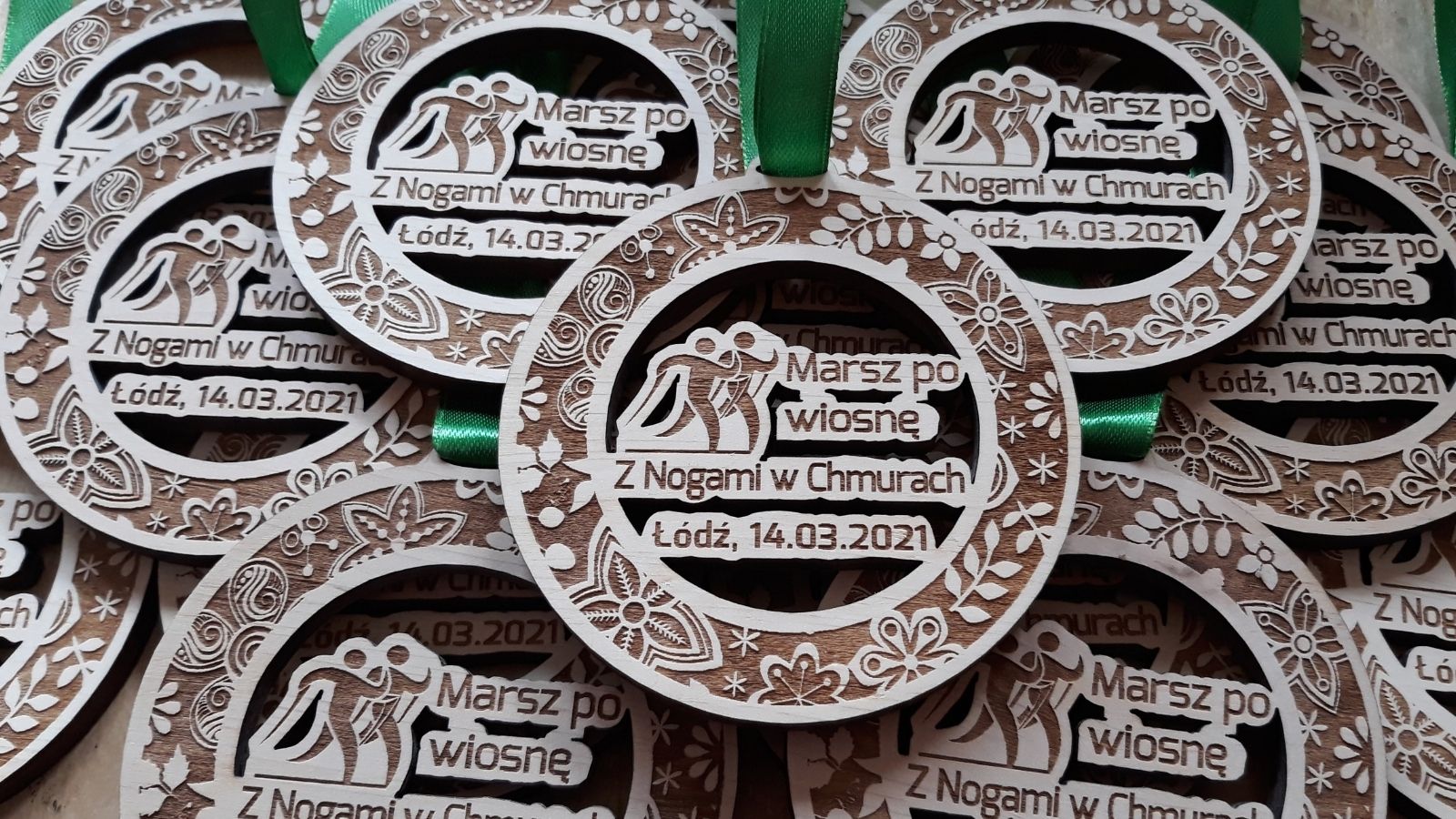 Marsz po wiosnę: ażurowe medale z wiosenną ramką