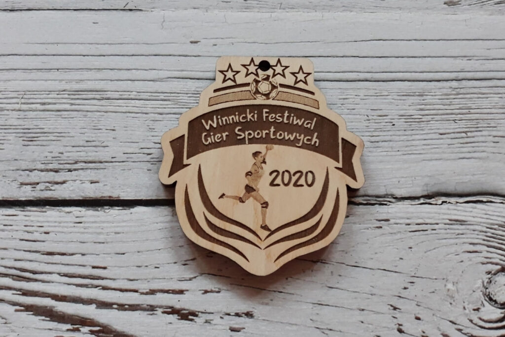 Nieregularnych kształtów medal na Festiwal Gier Sportowych z różnorodnymi grawerami dyscyplin - w tym przypadku szczypiornistki