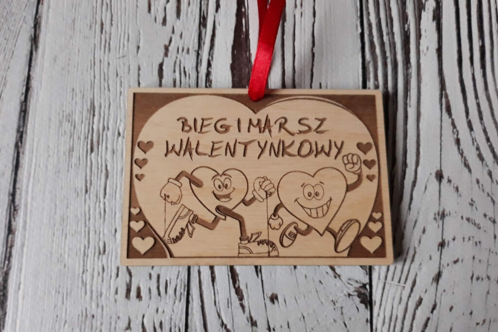Prostokątny drewniany medal na Bieg i Marsz Walentynkowy z grawerem dwóch uśmiechniętych serc – jednego biegnącego i drugiego maszerującego z kijankami Nordic Walking.