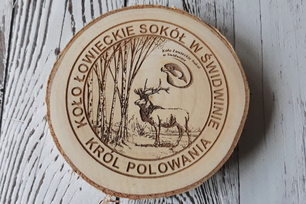 Naturalny medal na plastrze brzozy dla Koła Łowieckiego z grawerem jelenia byka i napisem „Król Polowania”.