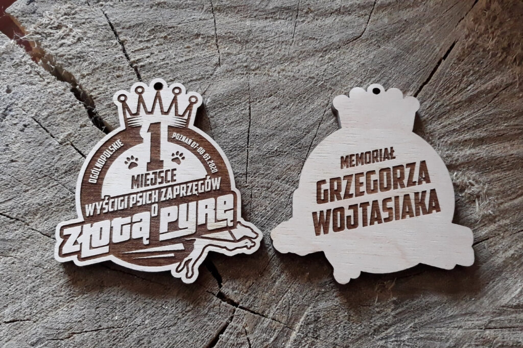 Drewniany medal na Wyścigi Psich Zaprzęgów z precyzyjnym grawerem pamiątkowych napisów oraz korony.