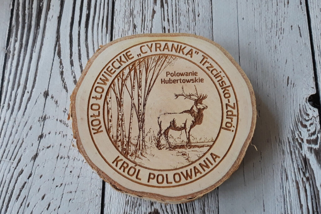 Drewniany medal na plastrze brzozy dla Króla Polowania. KŁ Cyranka.