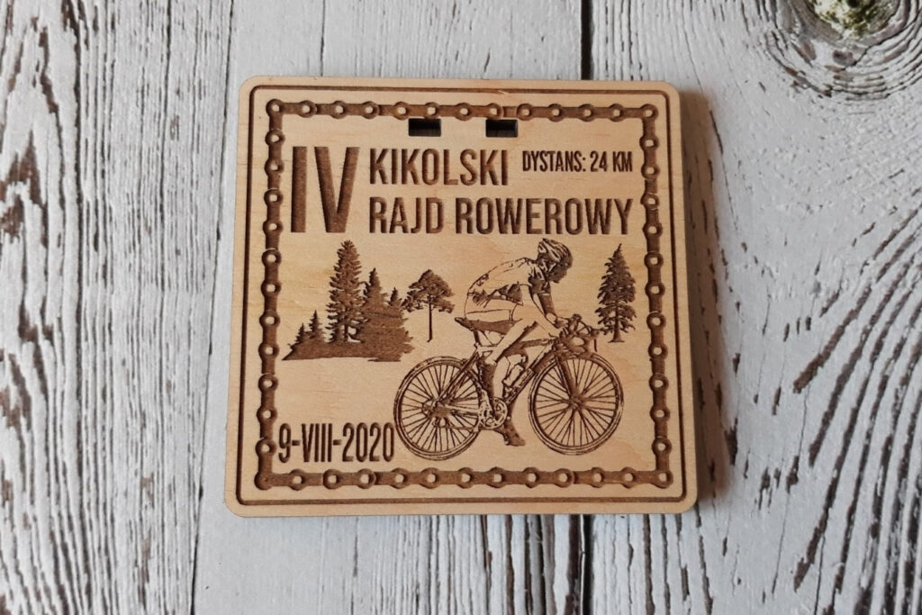 Drewniany medal na rajd rowerowy. Medal kwadratowy z ramką łańcucha