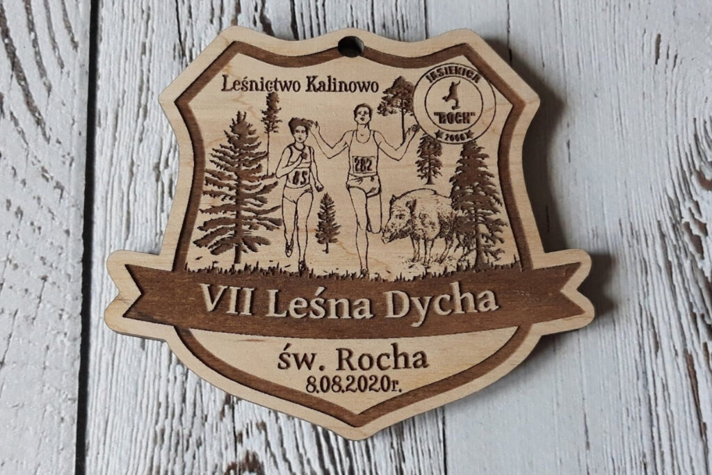 Leśna dycha – drewniany leśny medal w kształcie tarczy ze wstęgą