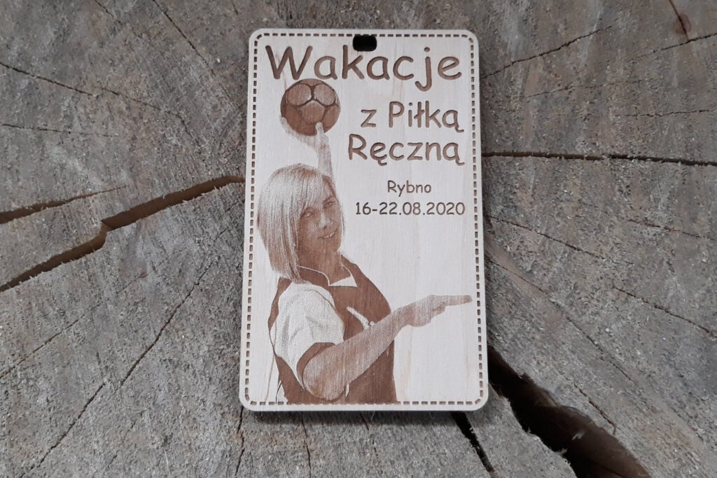 Prostokątny medal z szczypiornistką – piłkarką piłki ręcznej