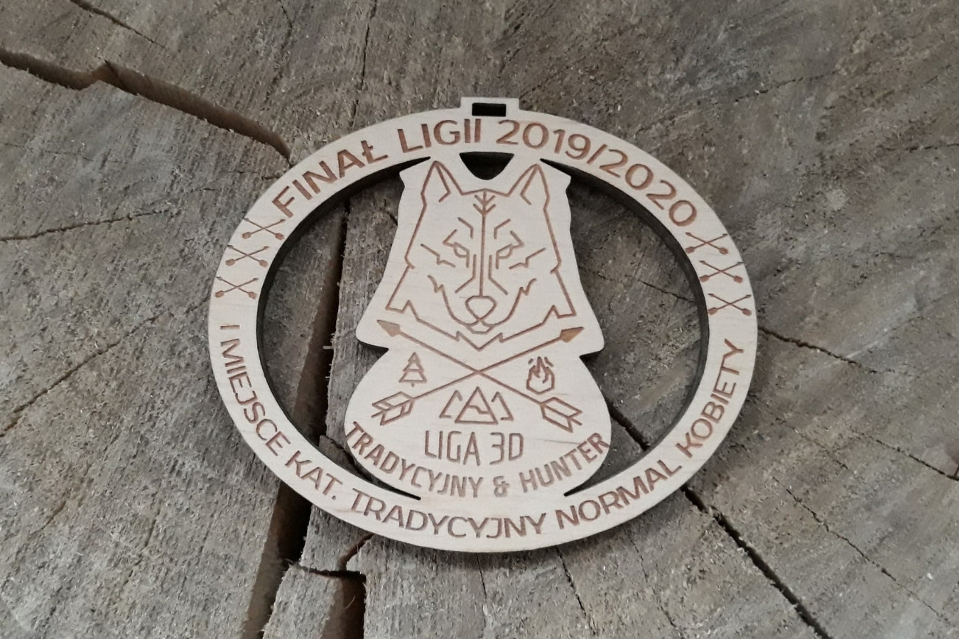 Owalny, ażurowy medal łuczniczy