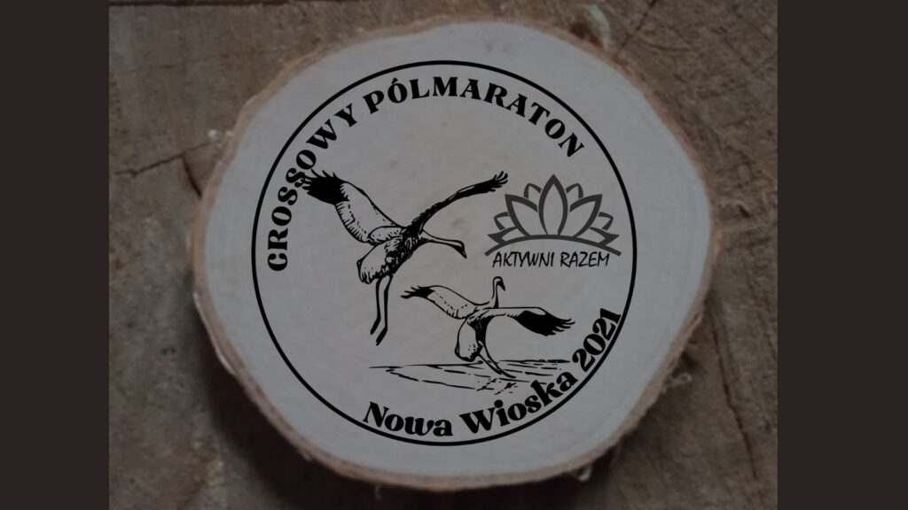 Crossowy Półmaraton – drewniany medal na plastrze brzozy z wizerunkiem żurawia