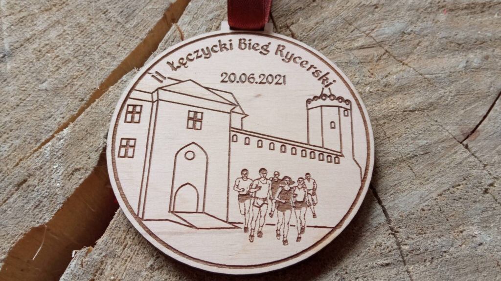 Okrągły drewniany medal o solidnej grubości 6 mm na „Łęczycki Bieg Rycerski”, z precyzyjnym grawerem zamku oraz stylizowaną czcionką.