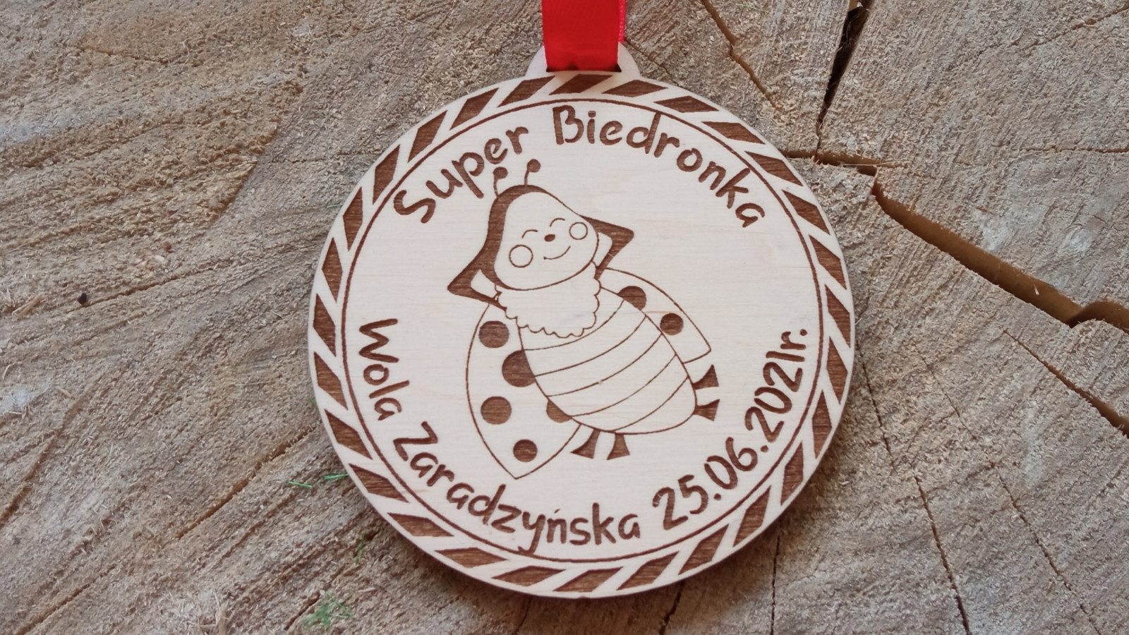 Drewniany medal na zakończenie przedszkola – Super Biedronka