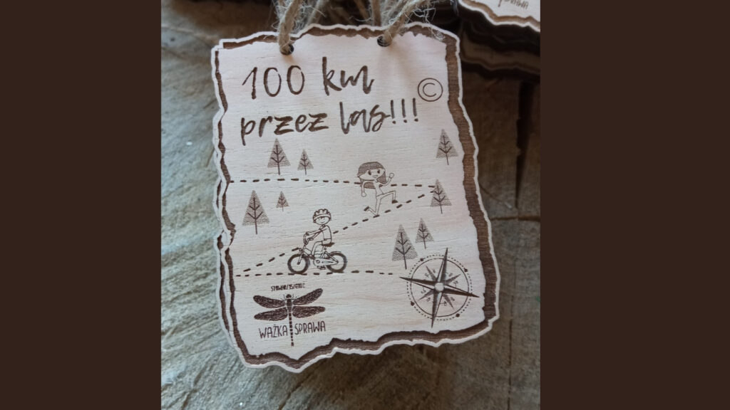 100 km przez las. Drewniany medal.