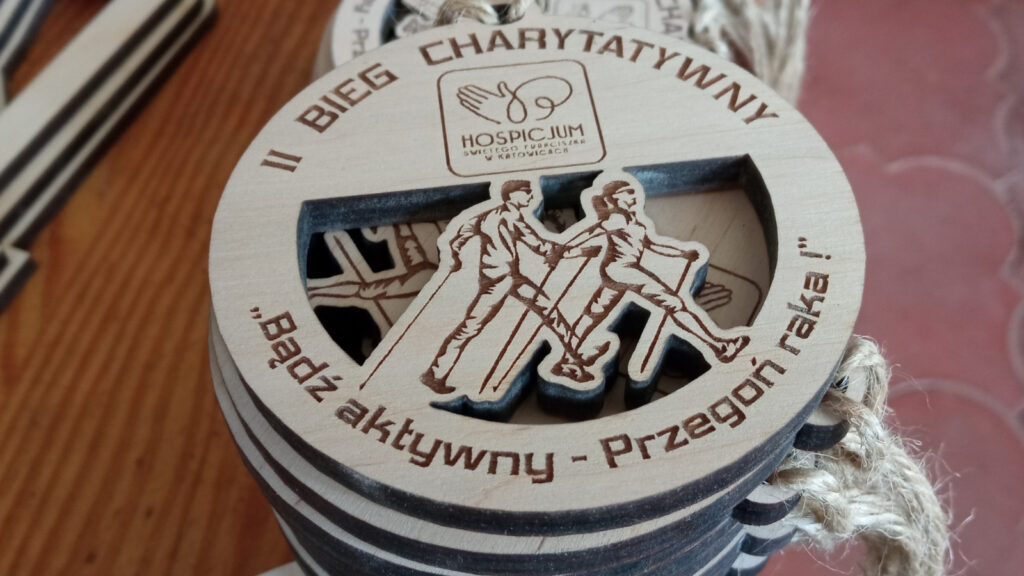 Drewniane medale ażurowe Nordic Walking na II Bieg Charytatywny z hasłem: Bądź aktywny  – Przegoń raka !”