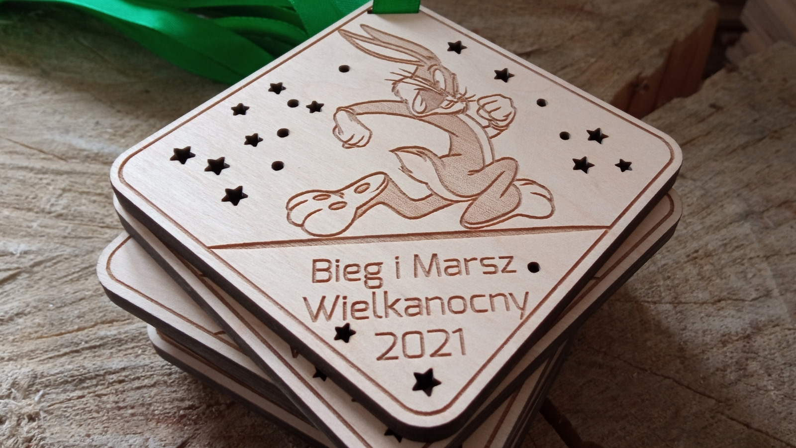 Bieg i Marsz Wielkanocny – drewniany medal z biegnącym zającem i ażurowo wyciętymi gwiazdkami