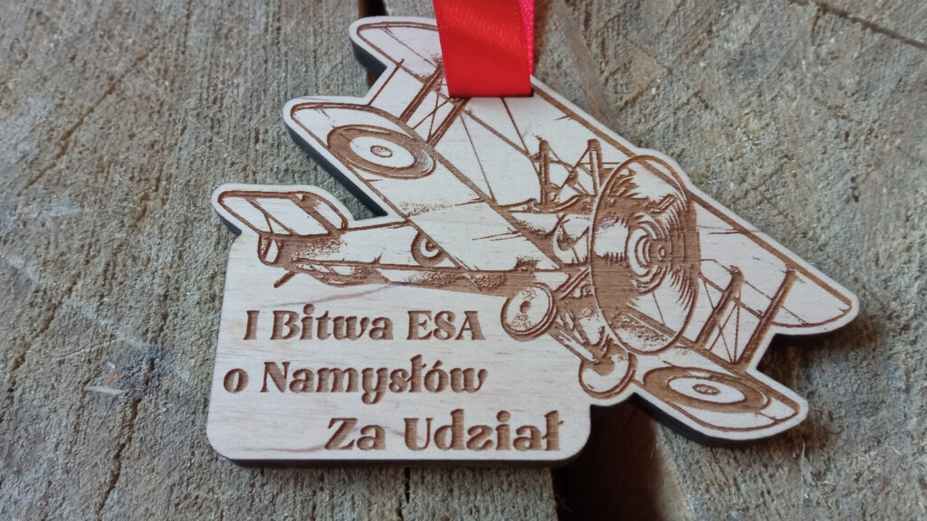 Bitwa o Namysłów – drewniany medal w kształcie samolotu