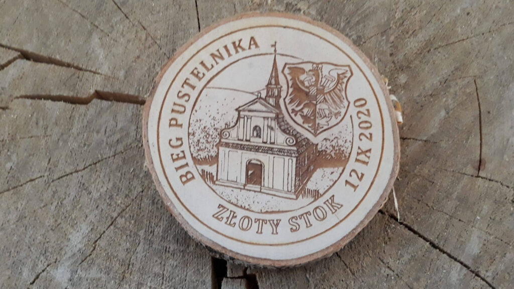 Bieg Pustelnika w Złotym Stoku – drewniany medal na plastrze brzozy