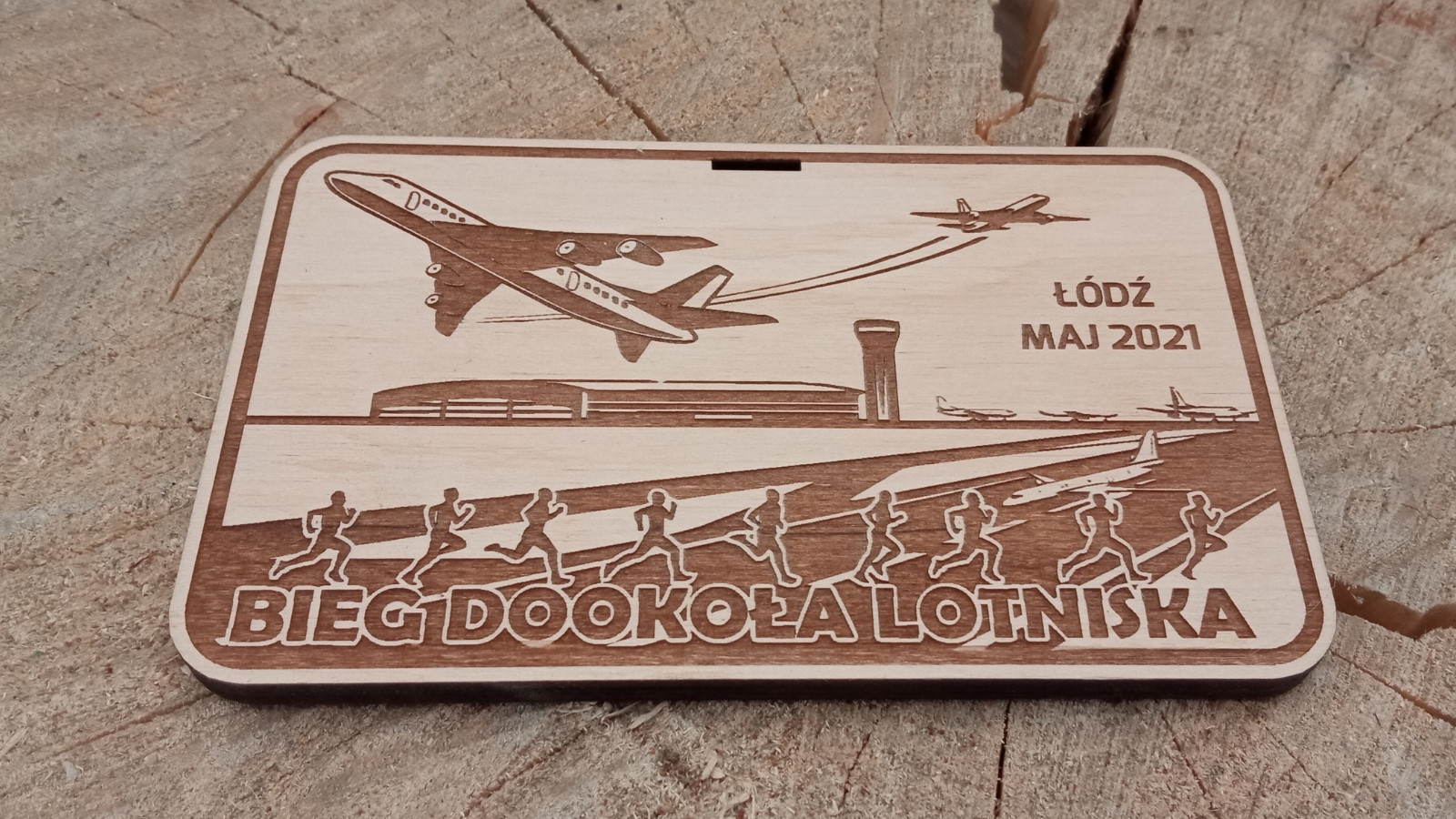 Bieg dookoła lotniska – drewniany medal z samolotem