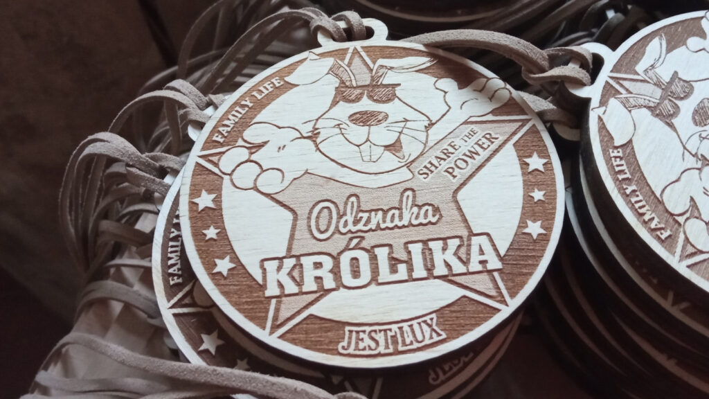 Drewniany medal z królikiem i napisem „Odznaka Królika”