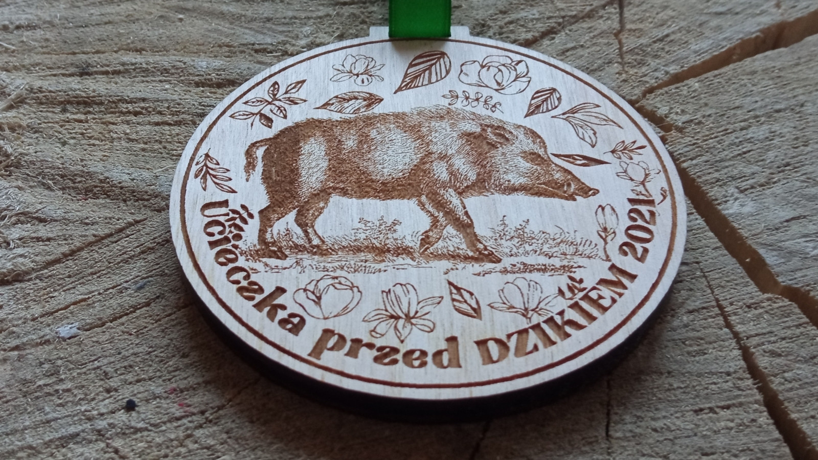 Ucieszka przed Dzikiem – drewniany medal z dzikiem :)