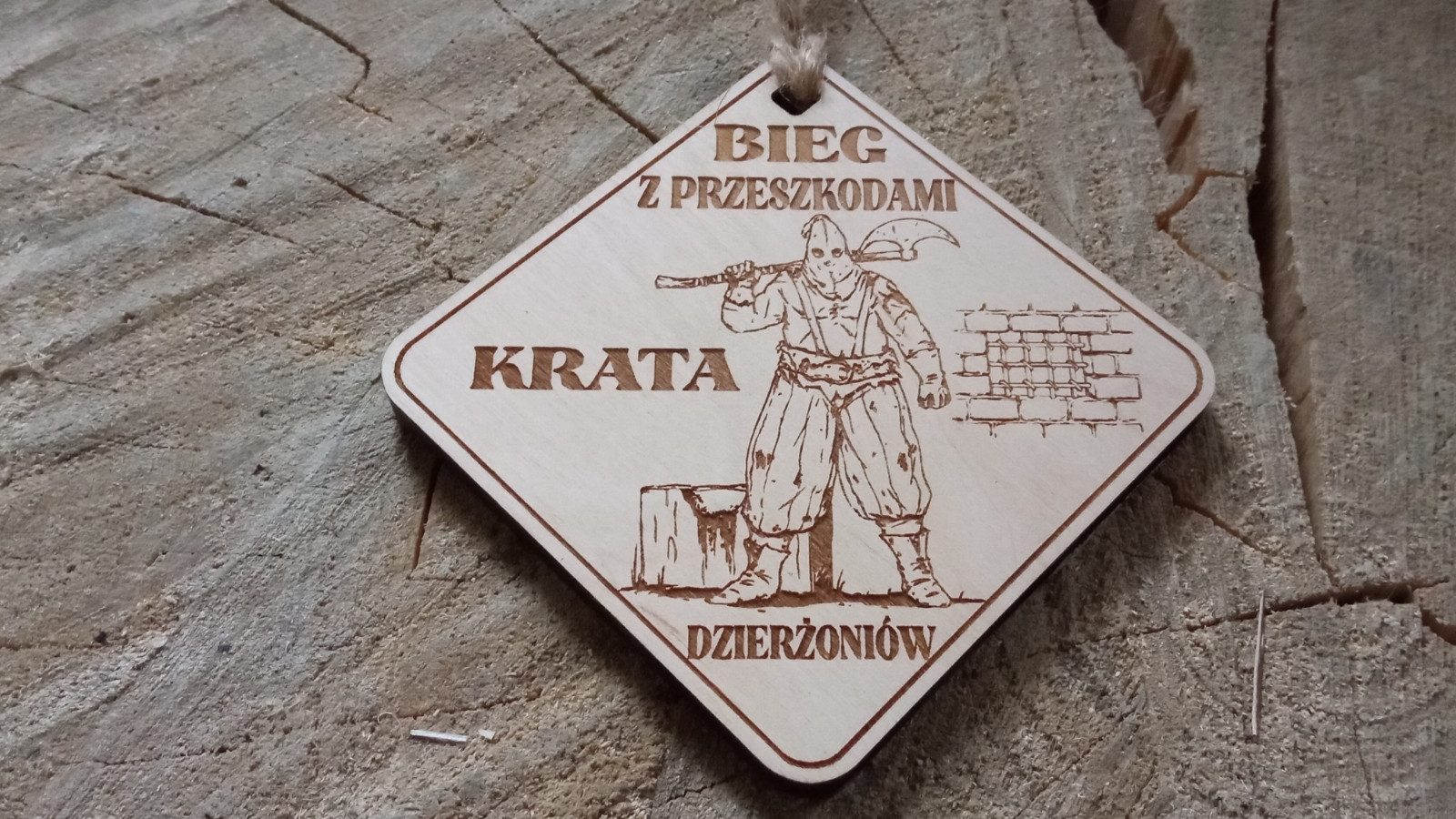 Drewniany trapezowy medal na bieg z przeszkodami „KRATA” w Dzierżoniowie