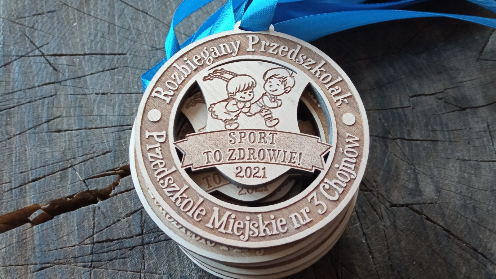 Sport to zdrowie! Okrągłe ażurowe drewniane medale dla dzieci na event „Sport to zdrowie!”