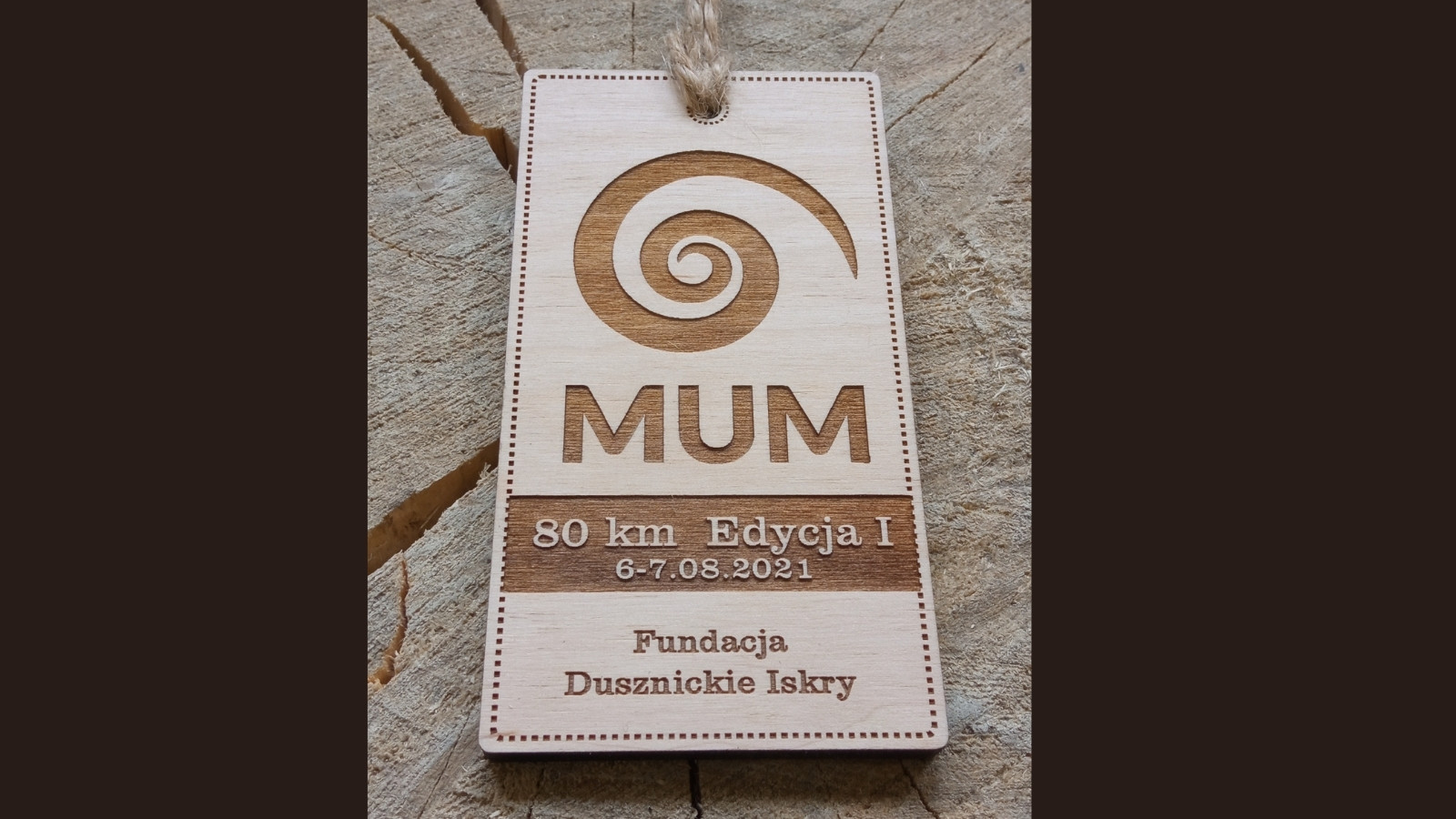 Drewniany medal z logiem MUM