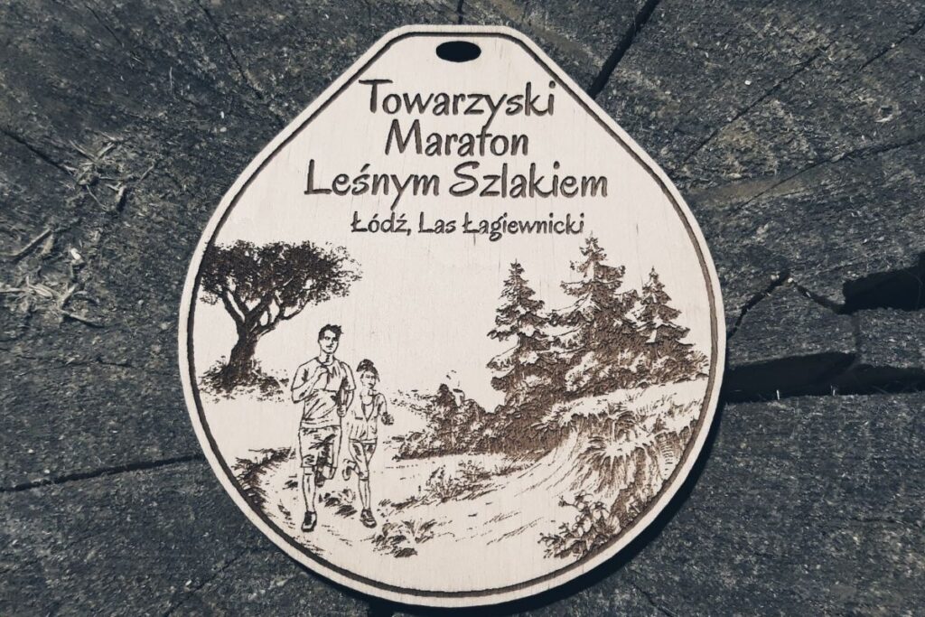 Drewniany medal w kształcie półowalu na Maraton Leśny
