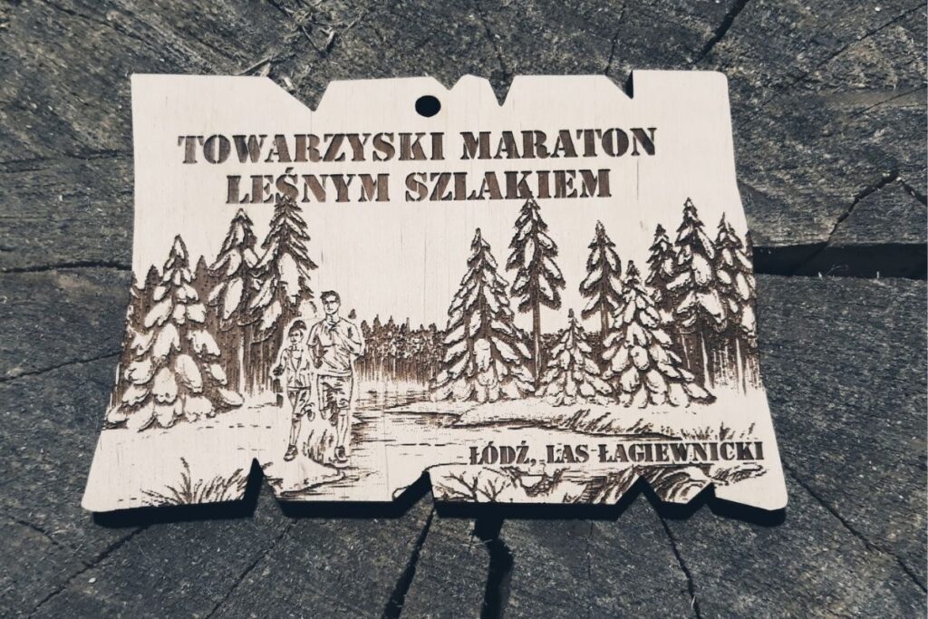 Nieregularnych kształtów drewniany medal – propozycja na Towarzyski Maraton Leśnym Szlakiem