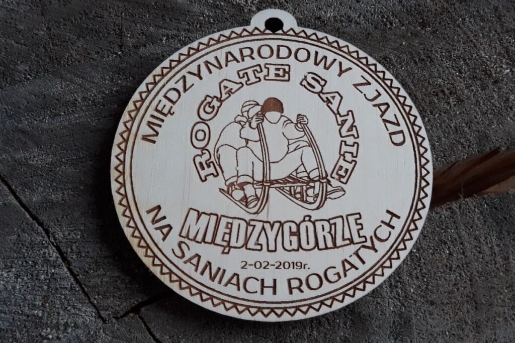 Międzynarodowy Zjazd na Saniach Rogatych – Międzygórze – drewniane medale Międzynarodowy Zjazd na Saniach Rogatych – Międzygórze – drewniane medale