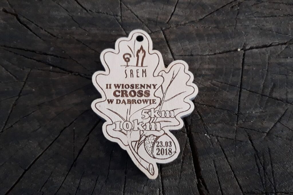 II Wiosenny Cross w Dąbrowie – drewniany medal w kształcie liścia II Wiosenny Cross w Dąbrowie – drewniany medal w kształcie liścia