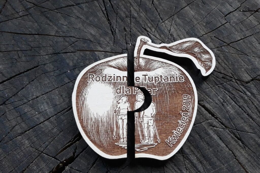 Drewniany medal w formie puzzla. 2 sztuki tworzą jabłko. Drewniany medal w formie puzzla. 2 sztuki tworzą jabłko.