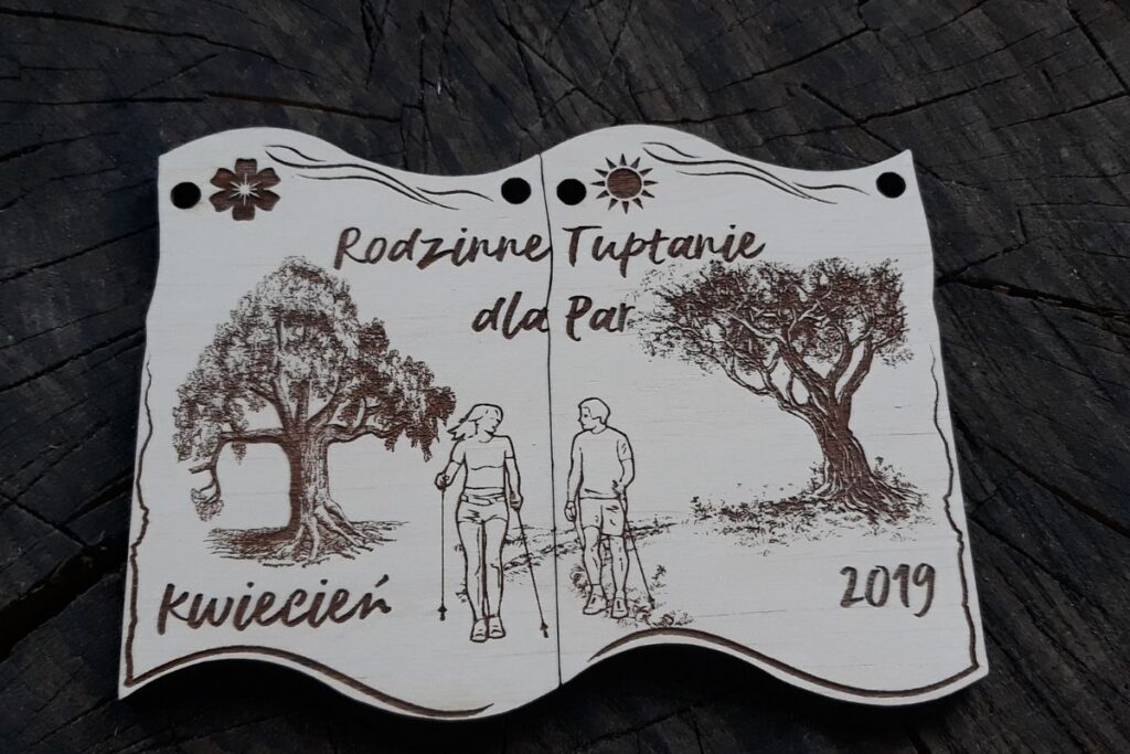 Rodzinne tuptanie – drewniany medal składający się z 2 dopasowanych do siebie części Rodzinne tuptanie – drewniany medal składający się z 2 dopasowanych do siebie części