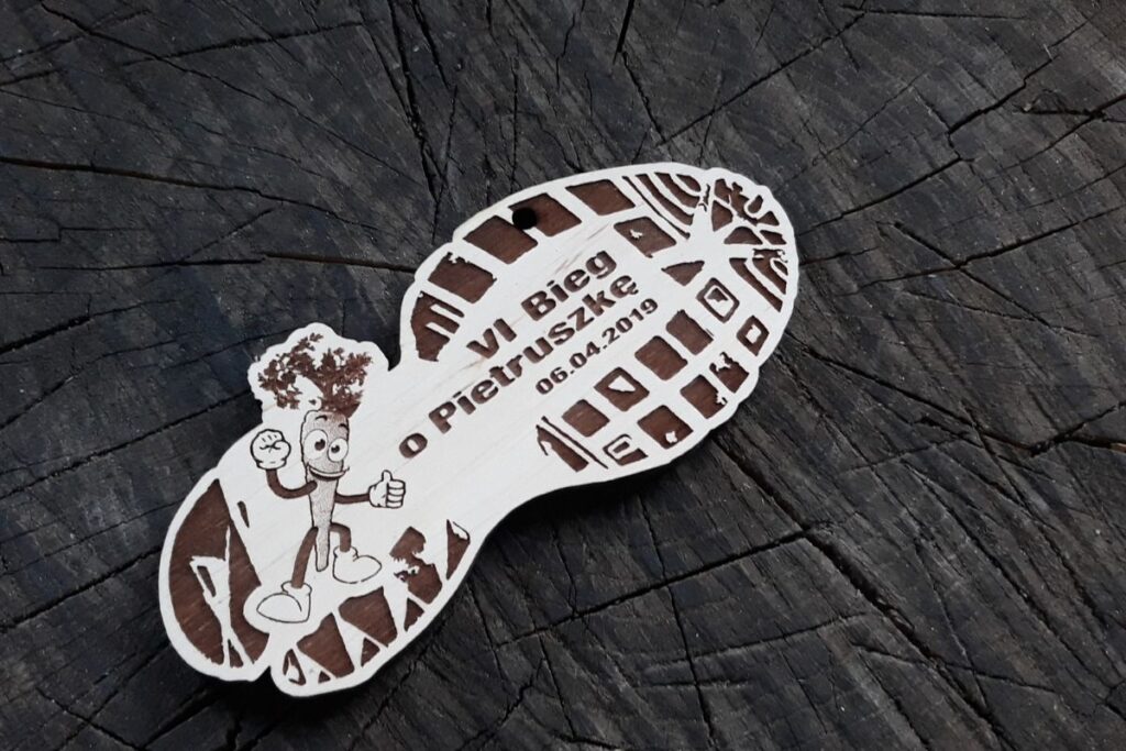 VI Bieg o Pietruszkę. Drewniany medal w kształcie odbicia buta. VI Bieg o Pietruszkę. Drewniany medal w kształcie odbicia buta.
